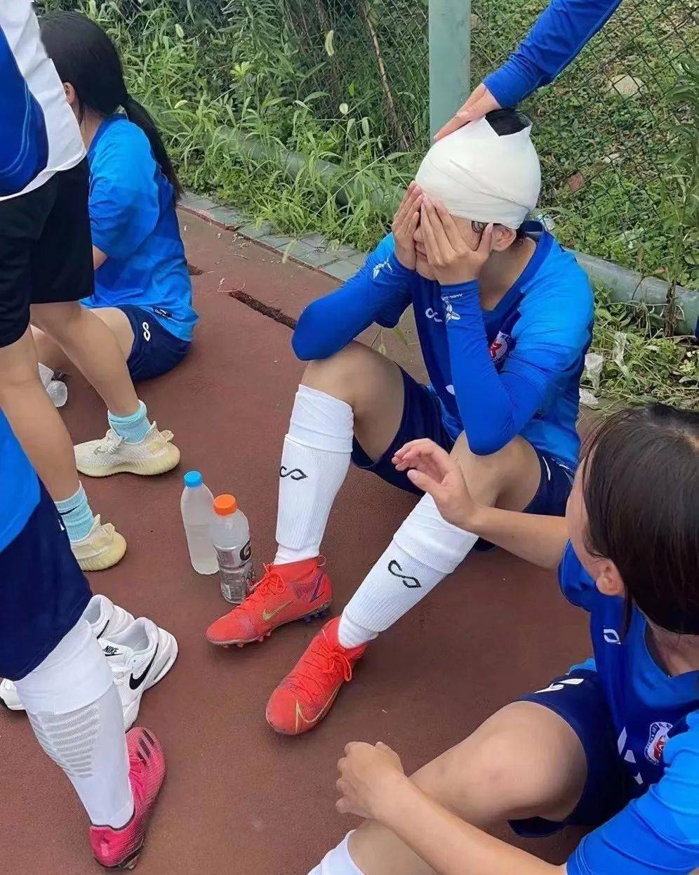 关于勇攀高峰：女足比赛中的团结争胜的信息